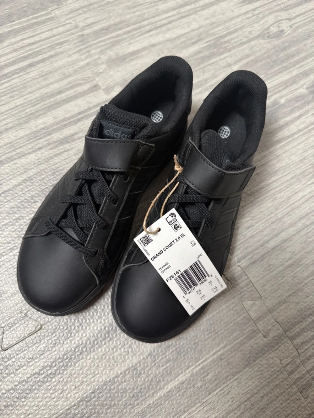 NWT adidas  Men’s Low-Top No Tie Sneakers Size 3